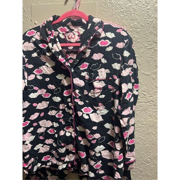 Victoria’s Secret Black With Pink Lips Pajama Set Woman’s Size Small - Picture 2 of 14